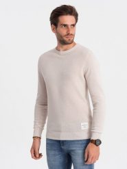 Sweter męski z teksturą i półokrągłym dekoltem - beżowy V6 - Rozmiar: XXL. Brązowe swetry przez głowę męskie Ombre Clothing, m, z aplikacjami, z bawełny, bez kołnierzyka. W wyprzedaży za 39.99 zł.