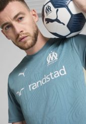 Męska koszulka treningowa Olympique Marsylia PUMA Bold Blue Putty Beige. Brązowe koszulki sportowe męskie Puma, m, bez wzorów, z żakardem, bez kołnierzyka, bez ramiączek, do piłki nożnej. Za 235.85 zł.