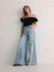 Bluzka z bufkami - czarny. Czarne bluzki damskie Reserved, l, bez wzorów, z bawełny, bez kołnierzyka, bez ramiączek. W wyprzedaży za 22.99 zł.