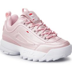 Sneakersy FILA - Disruptor M Low Wmn 1010608.71D Chalk Pink. Czerwone półbuty damskie Fila, bez wzorów, z materiału, bez obcasa, na płaskiej podeszwie, bez zapięcia. W wyprzedaży za 469.00 zł.