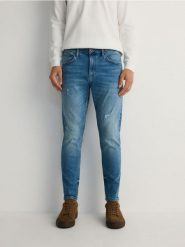 Jeansy carrot slim z przetarciami - niebieski. Niebieskie jeansy męskie Reserved. Za 139.99 zł.