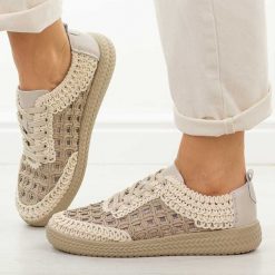 Beżowe koronkowe półbuty damskie DiA 5951. Brązowe półbuty damskie DiA, na jesień, bez wzorów, z jeansu, casualowe, bez obcasa, na płaskiej podeszwie, bez zapięcia. Za 249.00 zł.