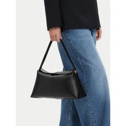 Torebka JENNY. Czarne torebki do ręki damskie Jenny, bez wzorów, klasyczne, bez dodatków. Za 149.99 zł.
