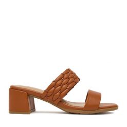 Klapki JENNY. Brązowe klapki damskie Jenny, bez wzorów, bez obcasa. Za 76.99 zł.