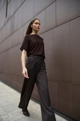 Sweter z krótkimi rękawami brązowy. Brązowe swetry damskie MOODO, l, bez wzorów, z wiskozy, bez kołnierzyka, bez ramiączek, krótkie, bez kaptura. Za 109.99 zł.