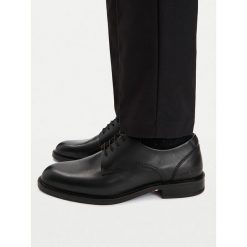 Półbuty Tommy Hilfiger. Czarne eleganckie półbuty Tommy Hilfiger, wizytowe, bez zapięcia. Za 554.99 zł.