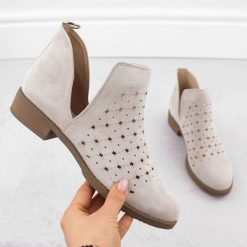 Botki damskie zamszowe ażurowe wsuwane beżowe M.Daszyński SA62-102. Brązowe botki damskie M.Daszyński, ze skóry ekologicznej, za kostkę, bez obcasa, bez zapięcia. Za 149.99 zł.