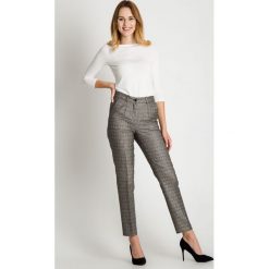 Eleganckie spodnie w drobne wzory BIALCON. Białe spodnie materiałowe damskie BIALCON. W wyprzedaży za 98.00 zł.