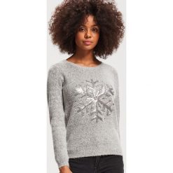 Sweter z aplikacją - Szary. Swetry damskie marki Reserved. W wyprzedaży za 49.99 zł.