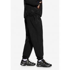 Spodnie sportowe męskie Prosto Contrast. Czarne kurtki męskie Prosto., m, bez wzorów, sportowe, bez kaptura. W wyprzedaży za 169.99 zł.