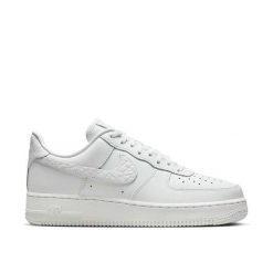 Buty Sportowe Damskie Nike W Air Force 1 '07 Lo. Białe obuwie sportowe damskie Nike, bez wzorów, do koszykówki, Nike Air Force. Za 470.80 zł.