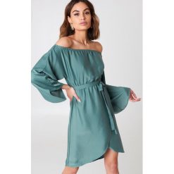 NA-KD Sukienka z odkrytymi ramionami - Green. Sukienki damskie NA-KD, z długim rękawem. Za 161.95 zł.