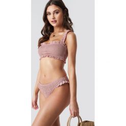 Camille Botten x NA-KD Smocked Frilled Bikini Bottom - Pink. Bikini damskie marki Camille Botten x NA-KD. Za 100.95 zł.