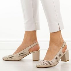 Cieliste ażurowe czółenka damskie na słupku Sergio Leone Sk854. Czółenka damskie Sergio Leone, w ażurowe wzory, ze skóry, eleganckie, z okrągłym noskiem, bez obcasa, na słupku, bez zapięcia. Za 169.00 zł.