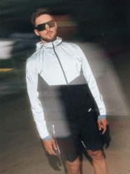 4F Kurtka do biegania odblaskowa męska - czarna S. Czarne kurtki męskie 4f, l, bez wzorów, z materiału, do biegania. Za 349.99 zł.