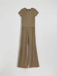 Dwuczęściowa piżama ze strukturalnej dzianiny - beżowy. Brązowe piżamy damskie Reserved, l, bez wzorów, z dzianiny, bez ramiączek. W wyprzedaży za 55.99 zł.