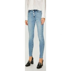 Guess Jeans - Jeansy 1981. Niebieskie jeansy damskie Guess Jeans. Za 459.90 zł.