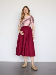Sukienka midi - czerwony. Czerwone sukienki damskie Reserved, l, bez wzorów, z bawełny, klasyczne, bez kołnierzyka, bez ramiączek, midi. W wyprzedaży za 119.99 zł.