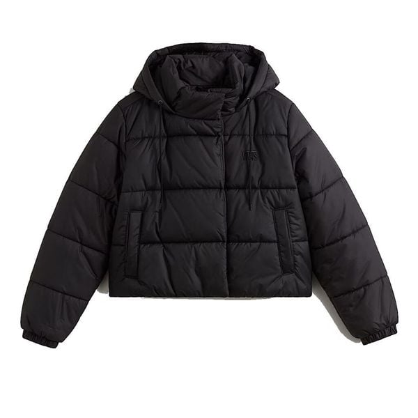 Kurtka VANS HILLGATE CROPPED PUFFE Czarny. Czarne kurtki damskie Vans, l, bez wzorów, z tkaniny, bez kaptura. Za 449.25 zł.