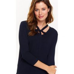 SWETER DAMSKI V NECK Z WIĄZANIEM POD SZYJĄ. Swetry damskie marki TOP SECRET. W wyprzedaży za 49.99 zł.
