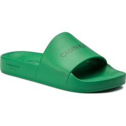 Klapki CALVIN KLEIN - Slide KM0KM00375 Amazon 306. Zielone klapki męskie Calvin Klein, z tworzywa sztucznego. W wyprzedaży za 129.00 zł.