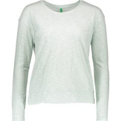 Koszulka w kolorze zielono-białym. Bluzki damskie marki Benetton. W wyprzedaży za 36.95 zł.