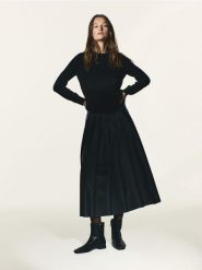 Skórzane botki - czarny. Czarne botki damskie Reserved, ze skóry, bez obcasa, bez zapięcia. Za 299.99 zł.