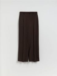 Spodnie z domieszką wełny - ciemnobrązowy. Brązowe spodnie materiałowe damskie Reserved, l, bez wzorów, z lyocellu. Za 179.99 zł.