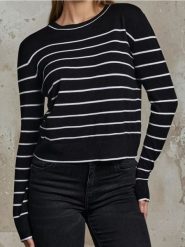 Sweter w paski z okrągłym dekoltem - czarny. Czarne swetry damskie Sinsay, l, bez wzorów, bez kołnierzyka, bez ramiączek, bez kaptura. Za 39.99 zł.