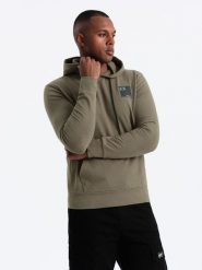 Bluza męska z kapturem kangurka z logotypem – oliwkowa V4 - Rozmiar: XL. Zielone bluzy męskie Ombre Clothing, m, bez wzorów, z bawełny, z kapturem. W wyprzedaży za 99.99 zł.