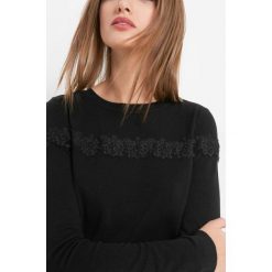 Lekki sweter z koronką. Czarne swetry damskie Orsay, z dzianiny. Za 79.99 zł.