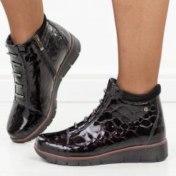 Czarne cr skórzane botki damskie na koturnie Filippo Dbt3179/26. Czarne botki damskie Filippo, na jesień, z dzianiny, eleganckie, z okrągłym noskiem, bez obcasa, na koturnie, bez zapięcia. Za 339.00 zł.