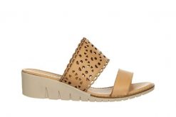 Klapki Bayla-161 161 86 90 Scissors 161505, Beżowy, Skóra naturalna - 41. Brązowe klapki damskie Bayla, bez wzorów, z gumy, bez obcasa, na koturnie. W wyprzedaży za 134.10 zł.