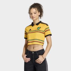 Krótka podstawowa koszulka Jamajka 26 x Bob Marley. Żółte koszulki sportowe damskie Adidas, bez wzorów, klasyczne, bez kołnierzyka. Za 369.00 zł.