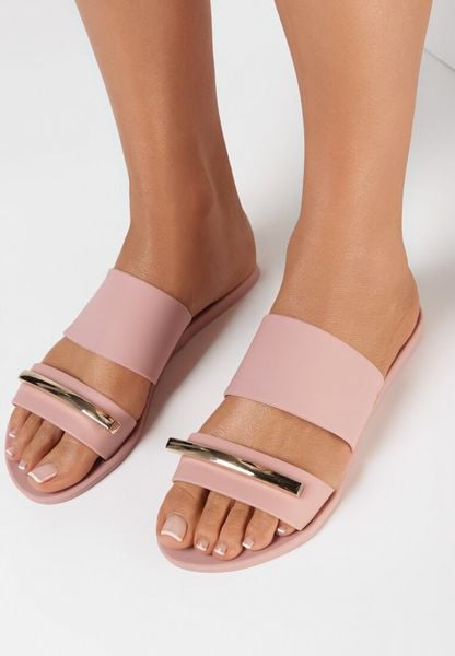 Różowe Klapki Caesips. Czerwone klapki damskie Born2be, z aplikacjami, glamour, bez obcasa, na płaskiej podeszwie. Za 29.99 zł.