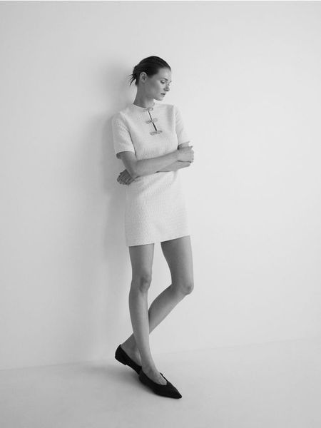 Sukienka z ozdobnymi kokardami - złamana biel. Sukienki damskie Reserved, l, bez wzorów, z tkaniny, bez kołnierzyka, bez ramiączek, dopasowane. W wyprzedaży za 55.99 zł.