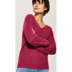 Sweter z dekoltem w serek - Różowy. Czerwone swetry damskie House, z dekoltem w serek. Za 69.99 zł.