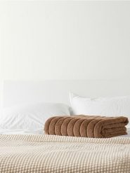 Koc jednokolorowy - brązowy. Brązowe kocyki dla dzieci Sinsay. Za 59.99 zł.