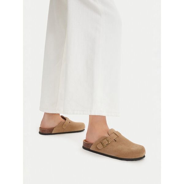 Klapki Lasocki. Brązowe klapki damskie Lasocki, bez wzorów, bez obcasa. Za 149.99 zł.