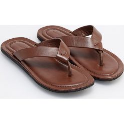 Skórzane japonki - Brązowy. Klapki męskie marki Reserved. Za 139.99 zł.