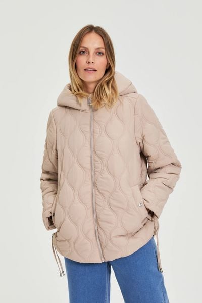 Pikowana kurtka z kapturem beżowa. Brązowe kurtki damskie MOODO, l, bez wzorów, z poliamidu, z kapturem. W wyprzedaży za 149.99 zł.