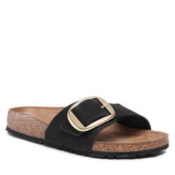 Klapki Birkenstock. Czarne klapki damskie Birkenstock, bez wzorów, bez obcasa. Za 499.99 zł.