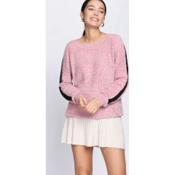 Różowy Sweter Deep Eyes. Czerwone swetry damskie marki Born2be, z kontrastowym kołnierzykiem. Za 59.99 zł.
