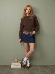 Sweter z okrągłym dekoltem - brązowy. Brązowe swetry damskie Sinsay, l, bez wzorów, bez kołnierzyka, bez ramiączek, bez kaptura. Za 45.99 zł.