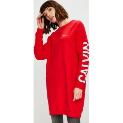 Calvin Klein Jeans - Sukienka. Czerwone sukienki damskie Calvin Klein Jeans, z nadrukiem, z bawełny, casualowe. Za 499.90 zł.