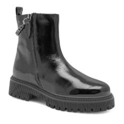 Botki Lasocki. Czarne botki damskie Lasocki, bez obcasa, na słupku, bez zapięcia. Za 329.99 zł.