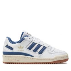 Sneakersy adidas. Białe trampki i tenisówki chłopięce Adidas, bez wzorów, bez zapięcia. Za 189.99 zł.