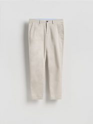Bawełniane spodnie chino slim - jasnoszary. Szare spodnie materiałowe męskie Reserved, bez wzorów, z bawełny. Za 149.99 zł.
