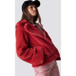 Hannalicious x NA-KD Kurtka sztuczne futro z szerokim rękawem - Red. Czerwone kurtki damskie Hannalicious x NA-KD, z futra. Za 364.95 zł.