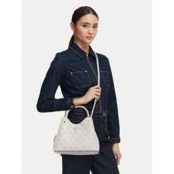 Torebka Guess. Białe torebki do ręki damskie Guess, z aplikacjami, bez dodatków. Za 634.99 zł.